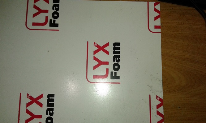 cambie el trozo de madera por un trozo de foam, que se trabaja mejor y da mucho mejor resultado<br /><br />change the piece of wood for a piece of foam, which works better and gives much better result