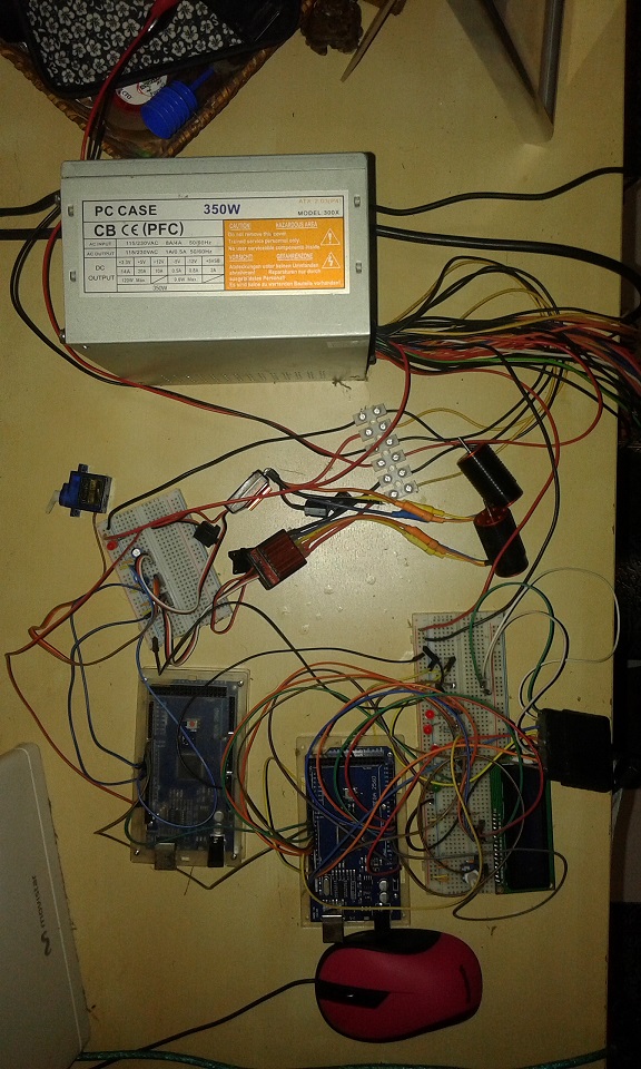 en esta foto se pueden ver las conexiones entre los dos arduinos, el tablero PBC, unos motores de prueba, con sus ESC, y la fuente de un PC, que estoy usando cono fuente de alimentación, para no gastar tanta batería en las pruebas.<br /><br />In this photo you can see the connections between the two Arduino, the PBC board, some test engines, with their ESC, and the source of a PC, I'm using cone power supply, not to spend as much battery in the tests
